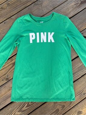 💚 Victoria’s Secret PINK Long Sleeve Logo Tee – Size Small